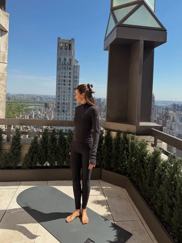 Miranda Kerr a barefoot rooftop photograph.