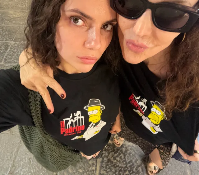 Dafne Keen taking a selfie beside a friend.