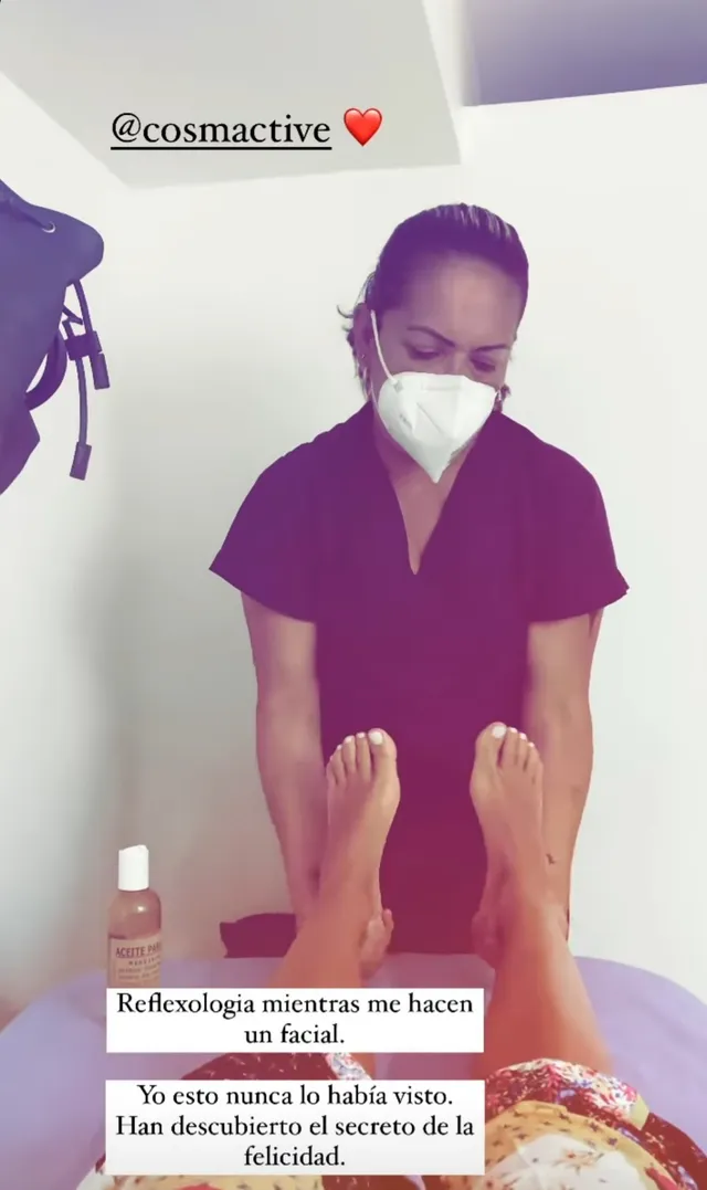 María Gabriela de Faría receiving treatment to her bare feet.