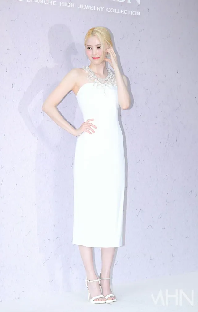 Han So-hee wearing a white dress and white heels.