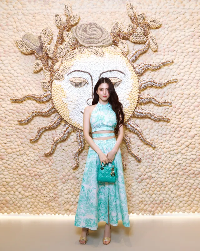 Han So-hee wearing a turquoise dress and heels.