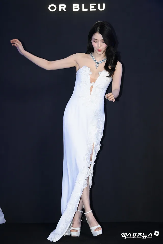 Han So-hee wearing a white lace dress and white heels.