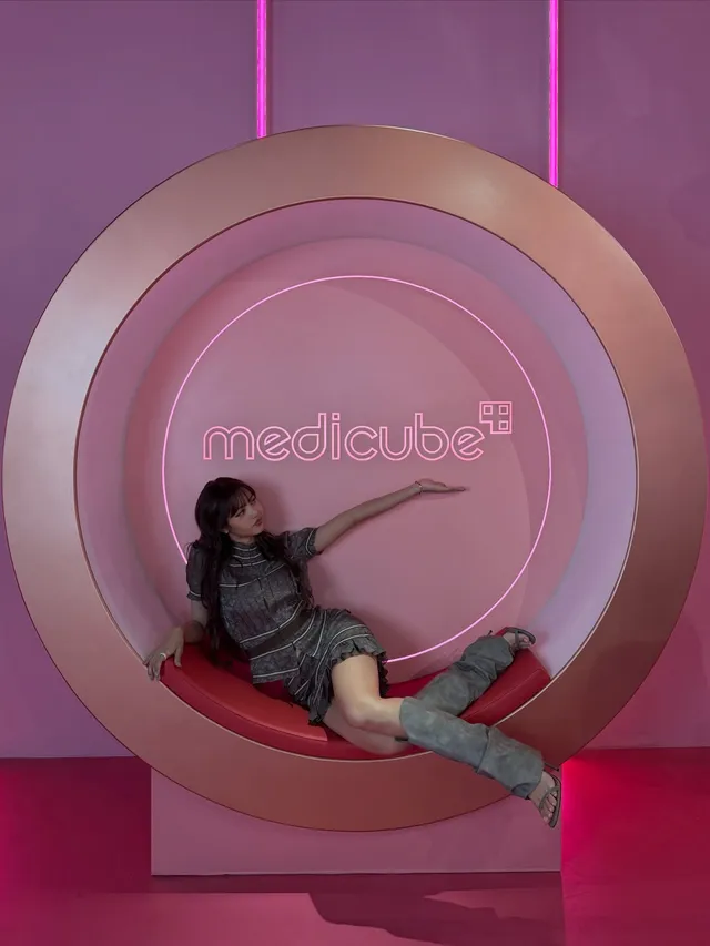 Lisa (Lalisa Manobal) reclining in tall open-toe heels at a cosmetics event.