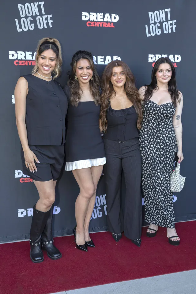 Ariel Winter posing with cast members at a premiere.