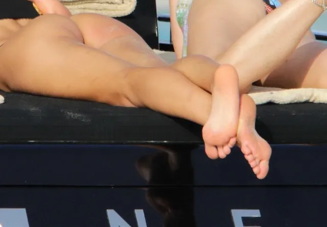 Irina Shayk crossed bare feet on a sun lounger.