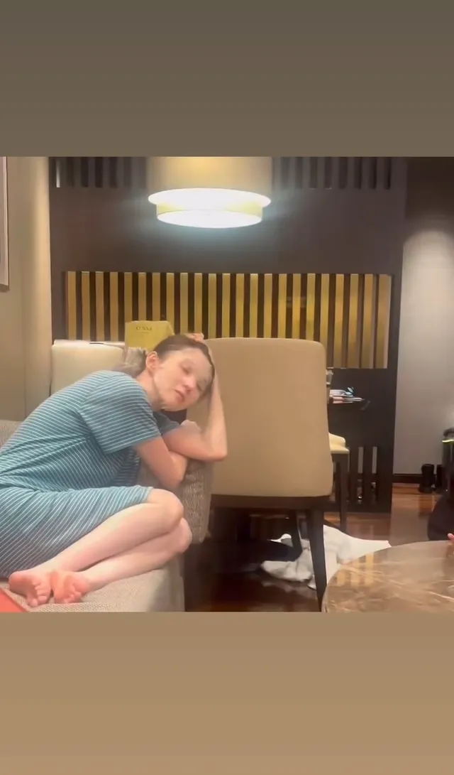 Han So-hee sitting barefoot indoors.