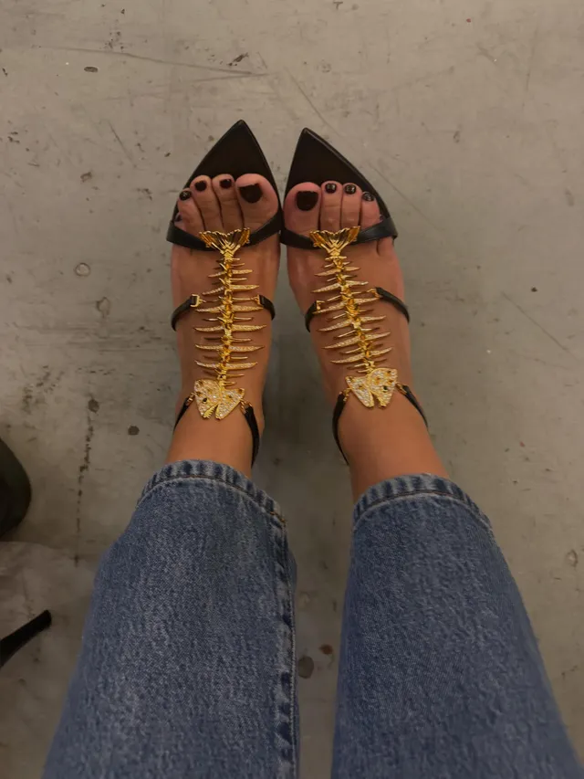Lily Allen: looking down at pointed lace-up shoes.