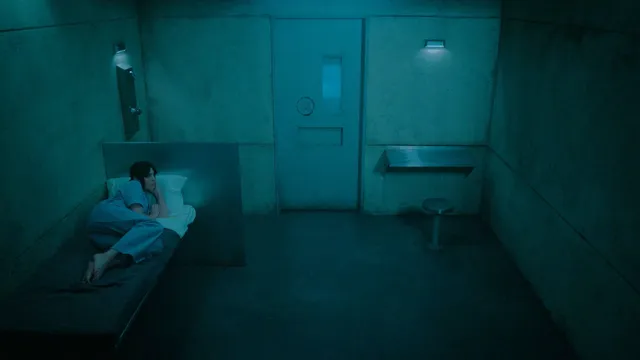 Elizabeth Gillies sitting on the floor during a screen scene.