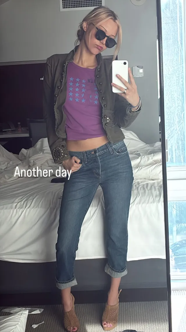 Grace VanderWaal taking a mirror selfie in jeans and heels.