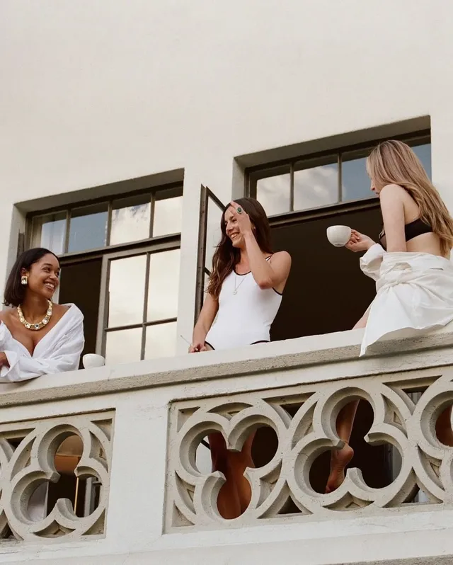 Alycia Debnam-Carey standing on a balcony with companions.