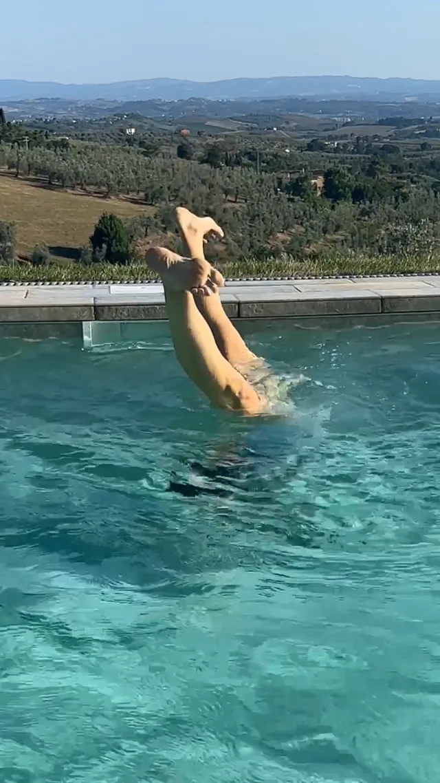 Jennifer Garner swimming upside down in a pool.