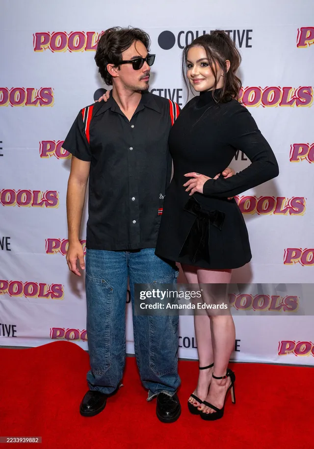 Ariel Winter posing with a companion at a premiere.