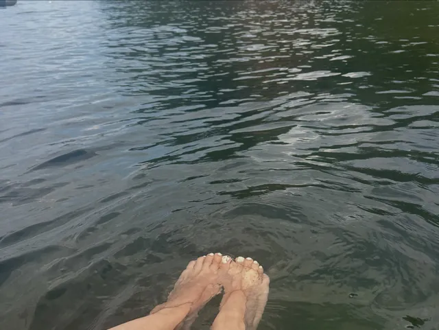Rachel Bilson resting her feet above the water.
