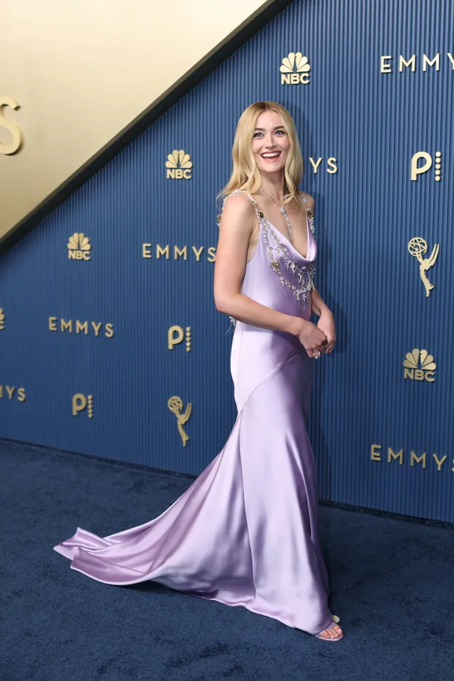 Sarah Pidgeon wearing a flowing lavender gown at an awards event.