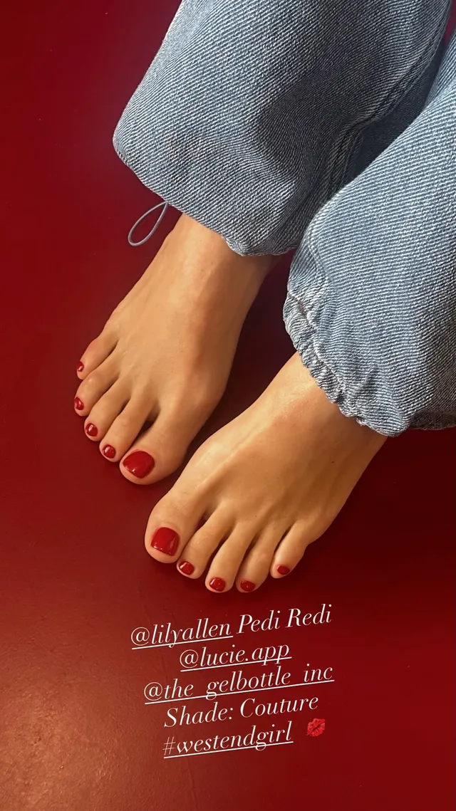 Lily Allen: close view of bare feet beneath jeans.