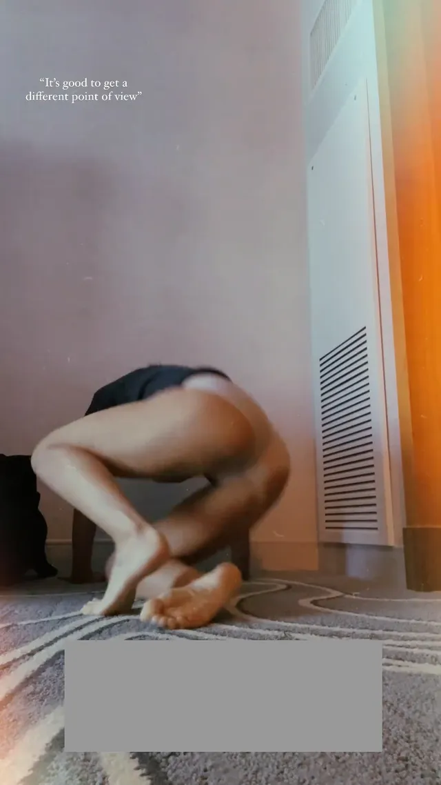María Gabriela de Faría curling on an exercise mat barefoot.
