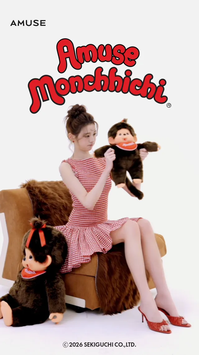 Jang Wonyoung posing with a plush toy wearing a pink dress and red heels.