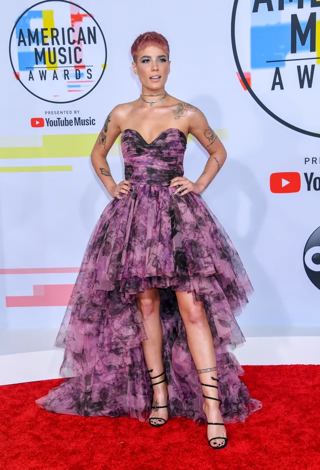 Halsey a purple dress and black heels at an awards event.
