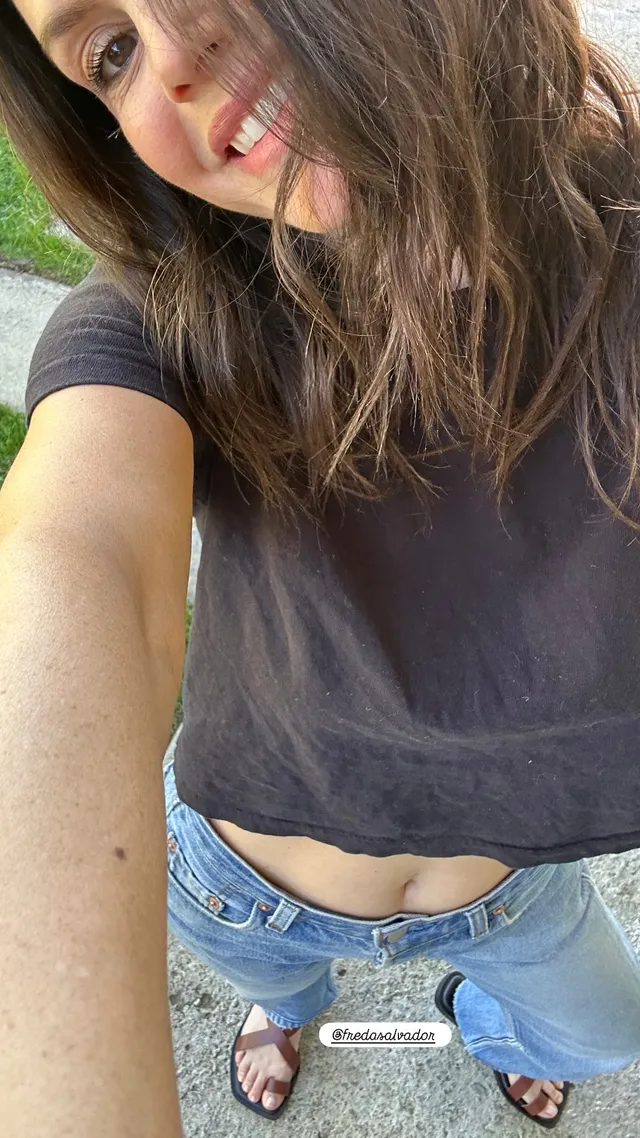 Rachel Bilson taking a casual outfit selfie in jeans and sandals.
