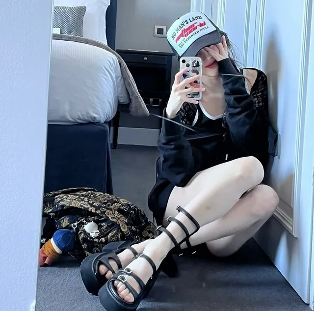 Han So-hee wearing black flat sandals for a mirror photograph.