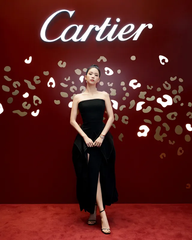 Jisoo wearing heeled sandals and a long black dress at a jewellery event.
