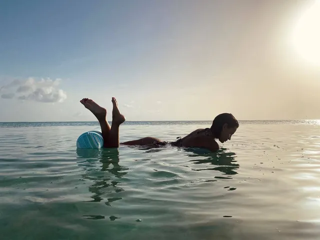 María Gabriela de Faría floating barefoot in the sea.