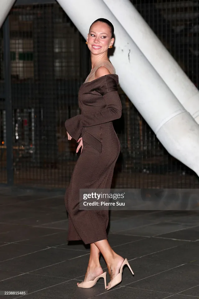 Ester Expósito wearing pale pointed heels and a brown outfit at a fashion event.