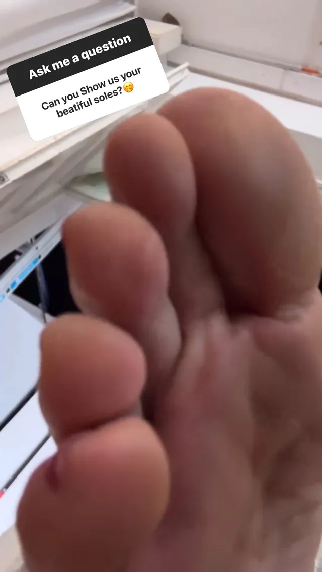 Heidi Klum showing her bare sole and toes in close-up.