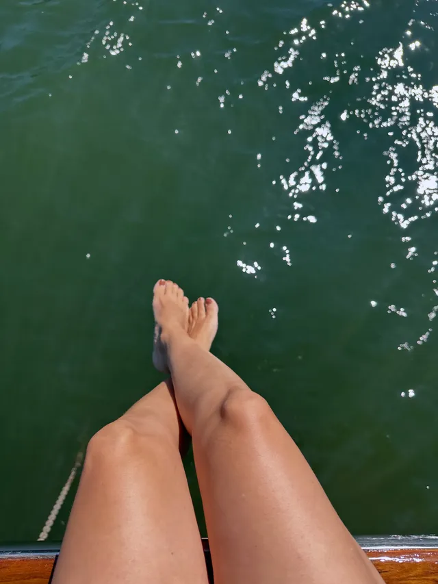 Rachel Bilson resting her bare feet above the water.